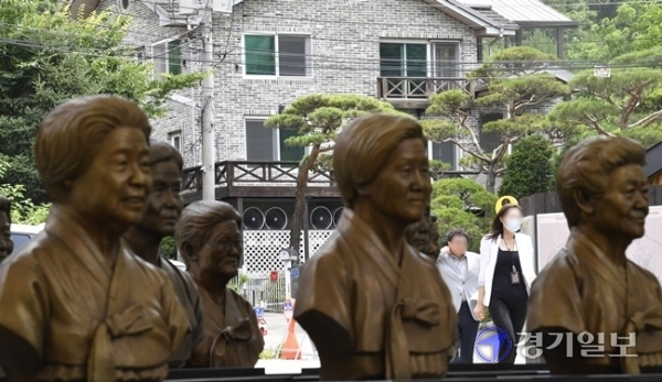 경기도가 '후원금 운용' 논란을 빚는 일본군 위안부 피해자 할머니 지원시설인 광주시 퇴촌면 나눔의 집에 대한 민관합동 현장 조사에 나섰다. 6일 오전 해당 시설에서 민관합동조사단이 현장조사를 벌이고 있다. 조사단은 나눔의 집의 인권 침해와 회계처리 부정 등 민원사항을 중심으로 조사한 뒤 개선 방안을 제시할 계획이다.조주현기자