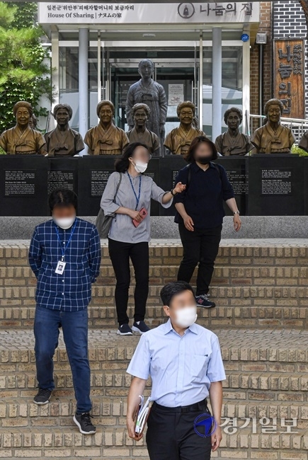 경기도가 '후원금 운용' 논란을 빚는 일본군 위안부 피해자 할머니 지원시설인 광주시 퇴촌면 나눔의 집에 대한 민관합동 현장 조사에 나섰다. 6일 오전 해당 시설에서 민관합동조사단이 현장조사를 벌이고 있다. 조사단은 나눔의 집의 인권 침해와 회계처리 부정 등 민원사항을 중심으로 조사한 뒤 개선 방안을 제시할 계획이다.조주현기자