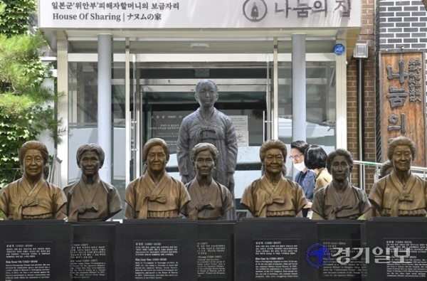 경기도가 '후원금 운용' 논란을 빚는 일본군 위안부 피해자 할머니 지원시설인 광주시 퇴촌면 나눔의 집에 대한 민관합동 현장 조사에 나섰다. 6일 오전 해당 시설에서 민관합동조사단이 현장조사를 벌이고 있다. 조사단은 나눔의 집의 인권 침해와 회계처리 부정 등 민원사항을 중심으로 조사한 뒤 개선 방안을 제시할 계획이다.조주현기자