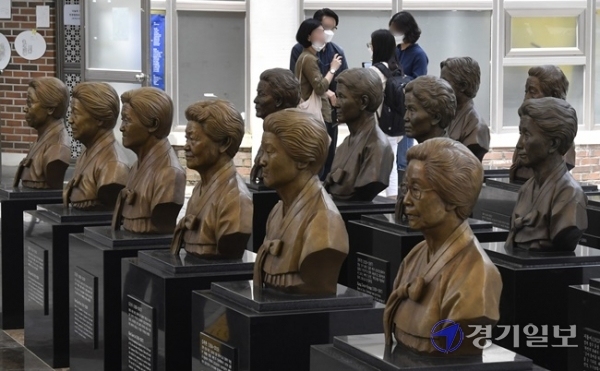 경기도가 '후원금 운용' 논란을 빚는 일본군 위안부 피해자 할머니 지원시설인 광주시 퇴촌면 나눔의 집에 대한 민관합동 현장 조사에 나섰다. 6일 오전 해당 시설에서 민관합동조사단이 현장조사를 벌이고 있다. 조사단은 나눔의 집의 인권 침해와 회계처리 부정 등 민원사항을 중심으로 조사한 뒤 개선 방안을 제시할 계획이다.조주현기자