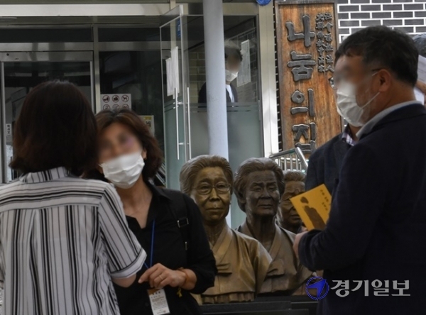 경기도가 '후원금 운용' 논란을 빚는 일본군 위안부 피해자 할머니 지원시설인 광주시 퇴촌면 나눔의 집에 대한 민관합동 현장 조사에 나섰다. 6일 오전 해당 시설에서 민관합동조사단이 현장조사를 벌이고 있다. 조사단은 나눔의 집의 인권 침해와 회계처리 부정 등 민원사항을 중심으로 조사한 뒤 개선 방안을 제시할 계획이다.조주현기자