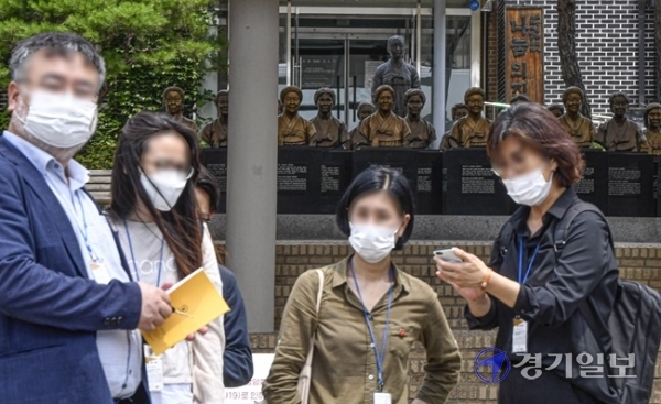 경기도가 '후원금 운용' 논란을 빚는 일본군 위안부 피해자 할머니 지원시설인 광주시 퇴촌면 나눔의 집에 대한 민관합동 현장 조사에 나섰다. 6일 오전 해당 시설에서 민관합동조사단이 현장조사를 벌이고 있다. 조사단은 나눔의 집의 인권 침해와 회계처리 부정 등 민원사항을 중심으로 조사한 뒤 개선 방안을 제시할 계획이다.조주현기자