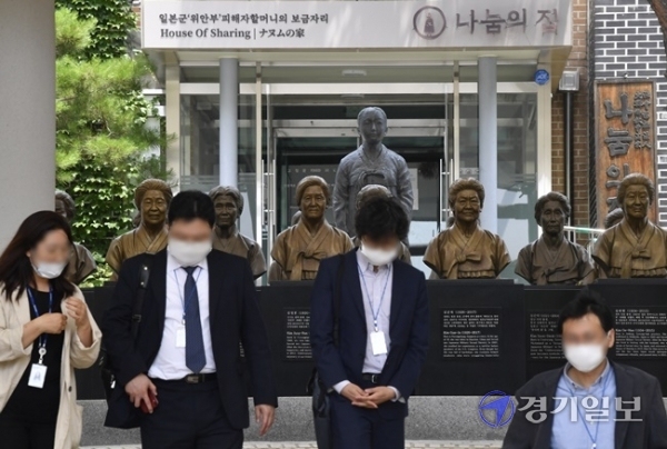 경기도가 '후원금 운용' 논란을 빚는 일본군 위안부 피해자 할머니 지원시설인 광주시 퇴촌면 나눔의 집에 대한 민관합동 현장 조사에 나섰다. 6일 오전 해당 시설에서 민관합동조사단이 현장조사를 벌이고 있다. 조사단은 나눔의 집의 인권 침해와 회계처리 부정 등 민원사항을 중심으로 조사한 뒤 개선 방안을 제시할 계획이다.조주현기자