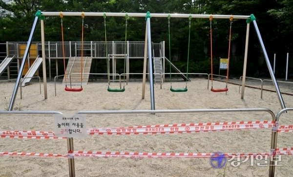 성남의 탄천초등학교에 다니는 형제가 지난 5일 코로나19 확진 판정을 받아 오는 16일까지 등교수업을 하지 않고 원격수업으로 대체하기로 했다. 사진은 6일 오전 탄천초등학교 놀이터에 코로나19로 사용금지를 알리는 안내문이 붙어 있다. 윤원규기자