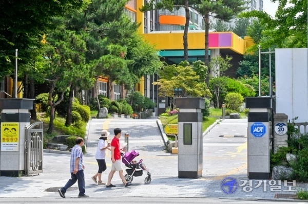 성남의 탄천초등학교에 다니는 형제가 지난 5일 코로나19 확진 판정을 받아 오는 16일까지 등교수업을 하지 않고 원격수업으로 대체하기로 했다. 사진은 6일 오전 성남시 탄천초등학교 모습. 윤원규기자