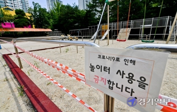 성남의 탄천초등학교에 다니는 형제가 지난 5일 코로나19 확진 판정을 받아 오는 16일까지 등교수업을 하지 않고 원격수업으로 대체하기로 했다. 사진은 6일 오전 탄천초등학교 놀이터에 코로나19로 사용금지를 알리는 안내문이 붙어 있다. 윤원규기자
