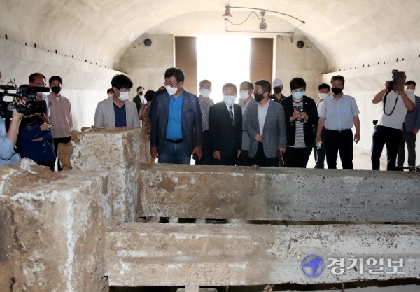 6일 오전 신은호 인천시의회 의장과 박인서 인천시 균형발전정무부시장, 최용규 캠프마켓 시민참여위원회 공동위원장등 참석자들이 부평 미군기지 캠프마켓 A구역토양정화 현장 방문을 마친후 일제강점기 조병창 탄약고를 살펴보고 있다. 장용준기자