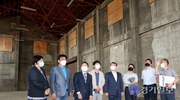 6일 오전 신은호 인천시의회 의장과 박인서 인천시 균형발전정무부시장, 최용규 캠프마켓 시민참여위원회 공동위원장등 참석자들이 부평 미군기지 캠프마켓 A구역토양정화 현장 방문을 마친후  일제강점기 조병창 건물을 살펴보고 있다. 장용준기자