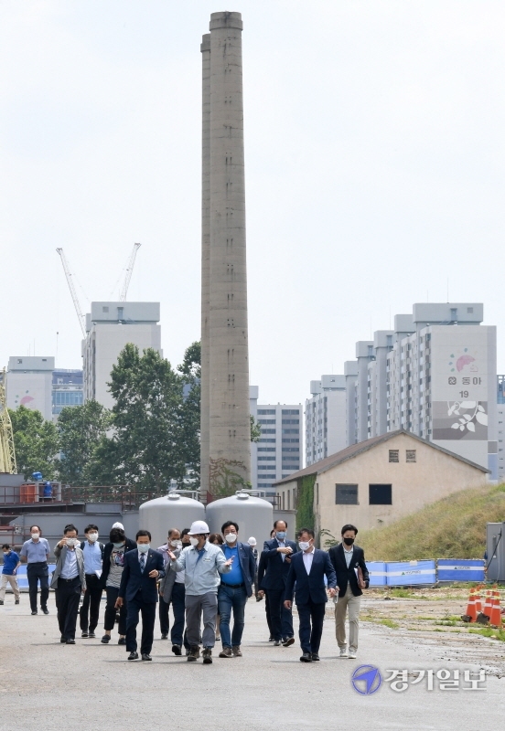 6일 오전 신은호 인천시의회 의장과 박인서 인천시 균형발전정무부시장, 최용규 캠프마켓 시민참여위원회 공동위원장등 참석자들이 부평 미군기지 캠프마켓 A구역토양정화 현장 방문을 마친후 일제강점기 조병창 건물을 살펴보고 있다. 장용준기자