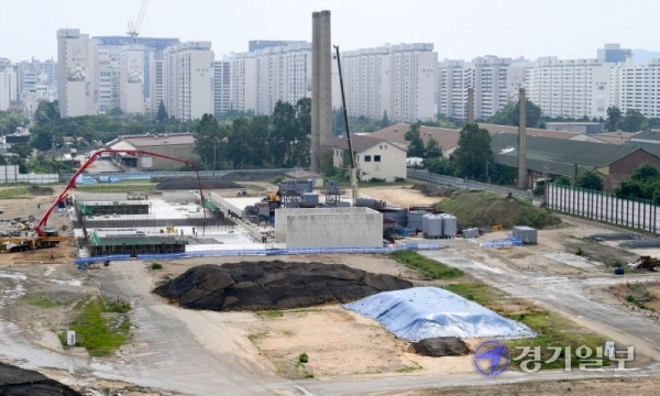 일본군 조병창과 해방 후 미군기지로 사용하다 반환된 인천시 부평구 캠프마켓 군수용품재활용센터에서 6일 토양 오염 정화작업이 한창이다. 장용준기자