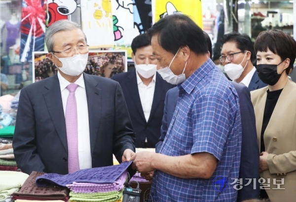 김종인 미래통합당 비상대책위원장 등이 6일 오후 수원 영동시장을 찾아 한 상인과 대화를 나누고 있다. 김 위원장은 이날 시장상인들과 간담회를 가진 후 코로나19 사태와 관련, 정부의 중장기적 대책마련을 요구했다.  윤원규기자