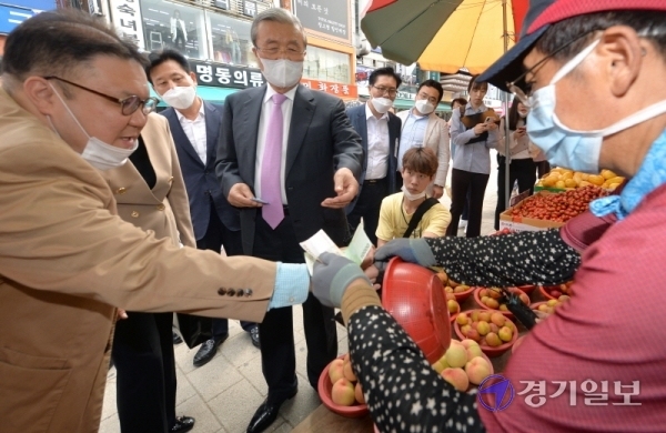 김종인 미래통합당 비상대책위원장이 6일 오후 수원 영동시장을 찾아 과일을 구매하고 있다. 김 위원장은 시장상인들과의 간담회에서 코로나19 사태와 관련, 정부의 중장기적 대책을 요구했다. 윤원규기자