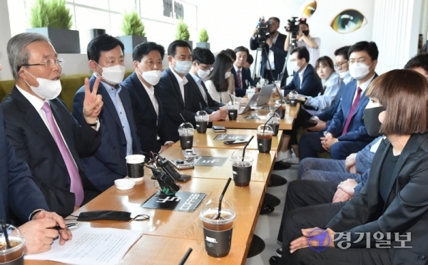 김종인 미래통합당 비상대책위원장이 6일 오후 수원 영동시장을 찾아 시장상인들과 간담회를 하고 있다. 김 위원장은 간담회에서 코로나19 사태와 관련, 정부의 중장기적 대책을 요구했다. 윤원규기자
