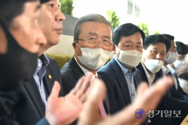 김종인 미래통합당 비상대책위원장이 6일 오후 수원 영동시장을 찾아 시장상인들과 간담회를 하고 있다. 김 위원장은 간담회에서 코로나19 사태와 관련, 정부의 중장기적 대책을 요구했다. 윤원규기자