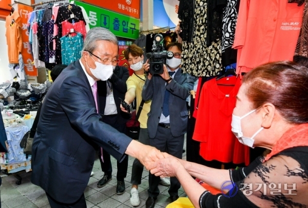 김종인 미래통합당 비상대책위원장이 6일 오후 수원 영동시장을 찾아 시장상인들과 인사하고 있다.  김 위원장은 시장 상인들과의 간담회에서 코로나19 사태와 관련, 정부의 중장기적 대책을 요구했다. 윤원규기자
