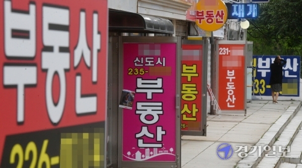 경기도 등 수도권지역 아파트 가격 및 전셋값이 치솟는 가운데 6일 오후 수원시 팔달구 한 재개발지역 인근 부동산업소들이 거래가 뚝 끊겨 개점휴업 상태를 보이고 있다. 한 부동산중개인은 “정부가 6.17 부동산 대책 발표 이후 후속조치까지 내놨지만 집값을 잡을 수 있을지는 의문”이라며 다소 부정적인 반응을 보였다. 김시범기자