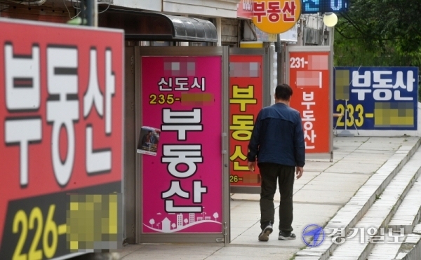 경기도 등 수도권지역 아파트 가격 및 전셋값이 치솟는 가운데 6일 오후 수원시 팔달구 한 재개발지역 인근 부동산업소들이 거래가 뚝 끊겨 개점휴업 상태를 보이고 있다. 한 부동산중개인은 “정부가 6.17 부동산 대책 발표 이후 후속조치까지 내놨지만 집값을 잡을 수 있을지는 의문”이라며 다소 부정적인 반응을 보였다. 김시범기자