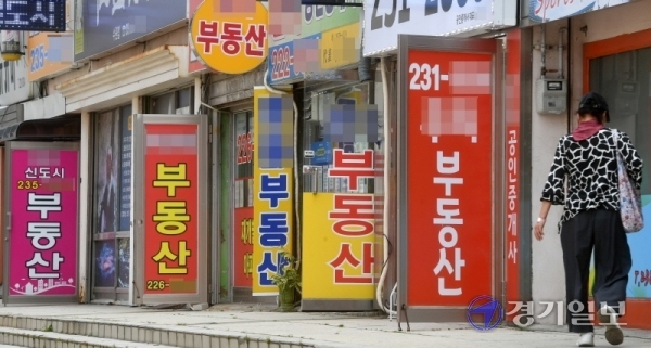 경기도 등 수도권지역 아파트 가격 및 전셋값이 치솟는 가운데 6일 오후 수원시 팔달구 한 재개발지역 인근 부동산업소들이 거래가 뚝 끊겨 개점휴업 상태를 보이고 있다. 한 부동산중개인은 “정부가 6.17 부동산 대책 발표 이후 후속조치까지 내놨지만 집값을 잡을 수 있을지는 의문”이라며 다소 부정적인 반응을 보였다. 김시범기자