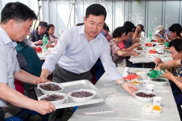 지난 2019년 8월 허인환 인천 동구청장이 송현3동 경로당에서 어르신들에게 자장면과 시원한 수박을 대접하고 있다. 동구 제공
