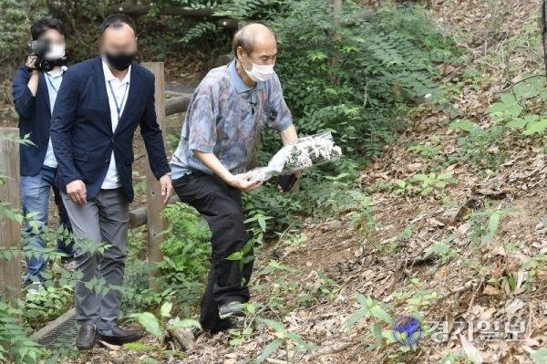 7일 오전 화성시 소재 한 근린공원에서 연쇄살인 사건 피의자 이춘재에 희생된 초등학생의 유가족이 헌화하고 있다.조주현기자