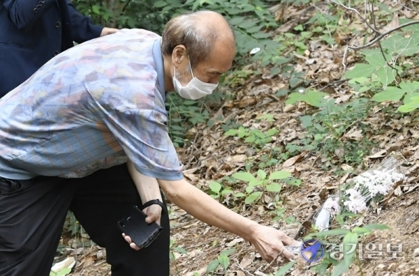 7일 오전 화성시 소재 한 근린공원에서 연쇄살인 사건 피의자 이춘재에 희생된 초등학생의 유가족이 헌화하고 있다.조주현기자