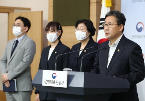 박양우 문화체육관광부 장관이 7일 오후 정부서울청사 브리핑실에서 '철인3종 고 최숙현 선수 인권침해 관련' 브리핑을 하고 있다. 박 장관 왼쪽으로 이정옥 여성가족부 장관, 최윤희 문화체육관광부 제2차관. 연합뉴스