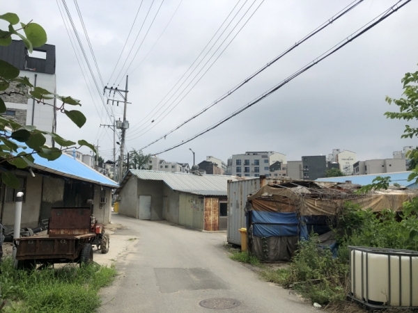 7일 이춘재가 살던 동네로 알려진 화성 진안동의 모습. 최근 수년간 개발이 진행돼 아파트 단지들이 들어서고 있다.