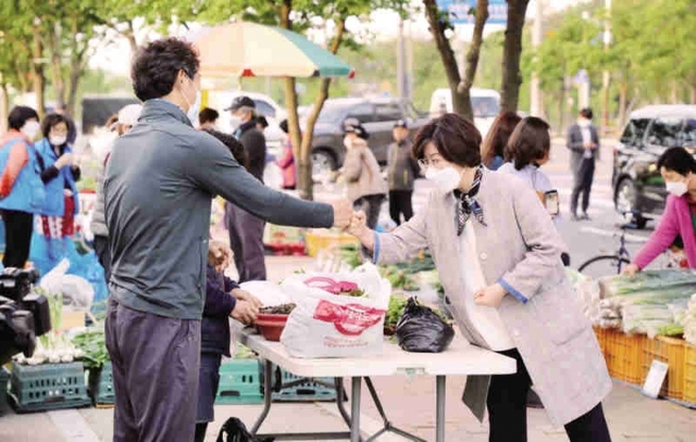 ▲ 김보라 시장이 ‘안성 농업인 직거래 새벽시장’에 방문해 물건을 구매하고 있다.  안성시 제공