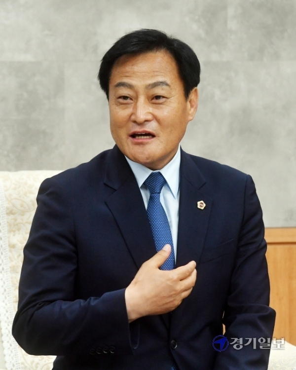 제10대 경기도의회 후반기를 이끌어 갈 장현국 신임 의장이 7일 오후 도의회 접견실에서 앞으로의 포부를 밝히고 있다. 김시범기자