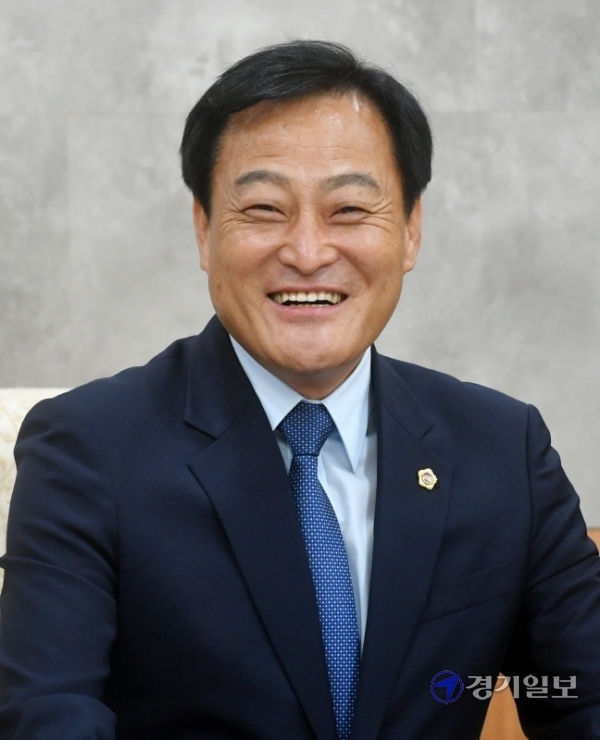 제10대 경기도의회 후반기를 이끌어 갈 장현국 신임 의장이 7일 오후 도의회 접견실에서 앞으로의 포부를 밝히고 있다. 김시범기자