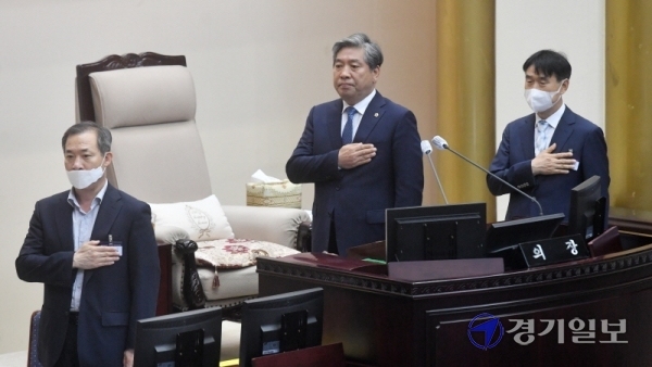 7일 오후 경기도의회 본회의장에서 열린 제345회 임시회 제1차 본회의에서 임기 마무리를 사흘 앞둔 송한준 도의회 의장이 국민의례를 하고 있다. 김시범기자
