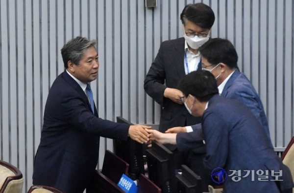 7일 오후 경기도의회 본회의장에서 열린 제345회 임시회 제1차 본회의에서 임기 마무리를 앞둔 송한준 도의회 의장이 회의 시작 전 도의원들과 인사를 나누고 있다. 김시범기자