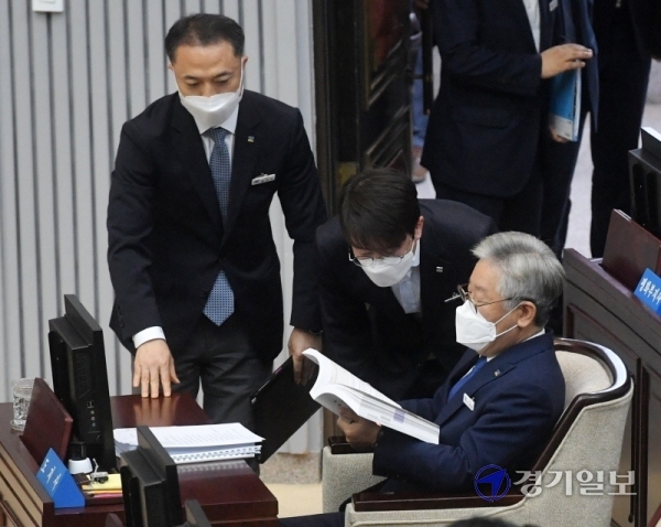 7일 오후 경기도의회 제345회 임시회 제1차 본회의에 참석한 이재명 경기도지사가 집행부 및 도의원들과 대화를 나누고 있다. 김시범기자