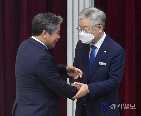7일 오후 경기도의회 제345회 임시회 제1차 본회의에 참석한 이재명 경기도지사(오른쪽)가 임기 마무리를 앞둔 송한준 도의회 의장과 인사를 나누고 있다. 김시범기자