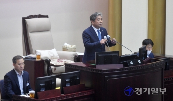 7일 오후 경기도의회 본회의장에서 열린 제345회 임시회 제1차 본회의에서 임기 마무리를 사흘 앞둔 송한준 도의회 의장이 발언을 하고 있다. 김시범기자