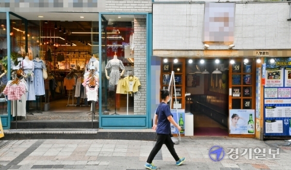 7일 오전 수원시내 일부 상가들이 냉방 중 문을 여는 ‘개문냉방’ 영업을 하고 있다. 코로나19 예방을 위해 환기가 의무화되면서 지자체의 개문영업 단속에 대해 상인들은 예외적으로 허용해야 한다며 반발하고 있다. 윤원규기자