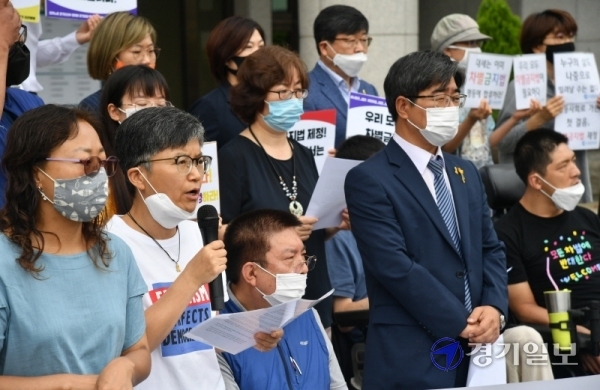 민주노총 경기도본부 및 경기시민단체 회원들이 7일 오전 경기도의회 앞에서 차별금지법 제정을 촉구하는 기자회견을 하고 있다. 김시범기자