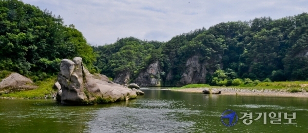 한탄강 지질공원이 7일 프랑스 파리에서 개최된 '유네스코 제209차 집행이사회'에서 세계지질공원으로 최종 인증됐다. 세계지질공원은 미적, 고고학적, 역사·문화적, 생태학적, 지질학적 가치를 지닌 곳을 보전과 함께 관광자원으로 활용하고자 지정한다. 사진은 포천시의 한탄강 화적연. 윤원규기자