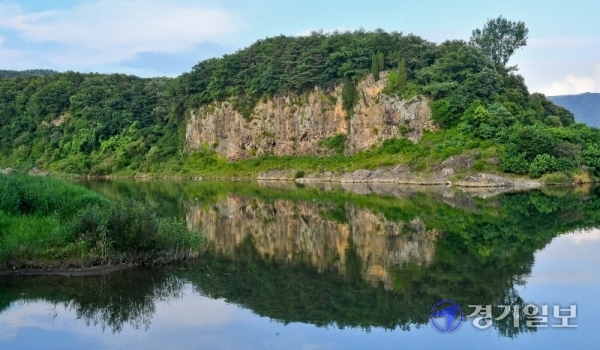 한탄강 지질공원이 7일 프랑스 파리에서 개최된 ‘유네스코 제209차 집행이사회’에서 세계지질공원으로 최종 인증됐다. 세계지질공원은 미적, 역사적, 생태학적, 지질학적 가치를 지닌 곳을 보전 및 관광자원으로 활용하고자 지정한다. 사진은 포천 아우라지베개용암 주상절리.  윤원규기자