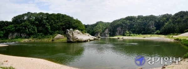 한탄강 지질공원이 7일 프랑스 파리에서 개최된 '유네스코 제209차 집행이사회'에서 세계지질공원으로 최종 인증됐다. 세계지질공원은 미적, 고고학적, 역사·문화적, 생태학적, 지질학적 가치를 지닌 곳을 보전과 함께 관광자원으로 활용하고자 지정한다. 사진은 포천시의 한탄강 화적연. 윤원규기자