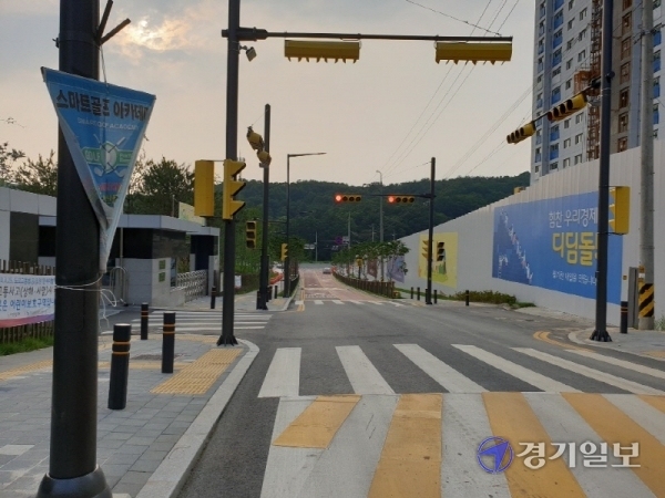 학교 정문과 마주보고 있는 아파트 주차장 출입구, 디딤돌이라고 표시된 부분이 주차장 출입구다. 김동일 기자