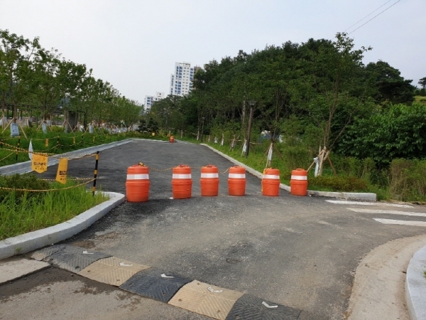 의정부 훈민초등학교 학부모들이 학생들의 안전대책을 위해 지하주차장 출입구 폐쇄를 요구하고 있다. 김동일기자