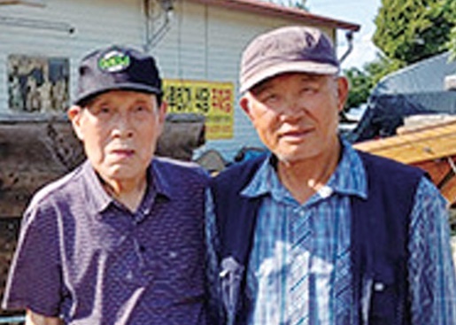 ▲ 이귀현옹(오른쪽)이 우촌 박재곤 선생과 사진촬영을 하고 있다.