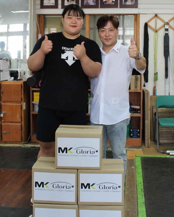 장민기 MK 글로리아 회장(오른쪽)이 여자 역도 중량급 유망주인 안산공고 박혜정 선수를 격려하고 있다.