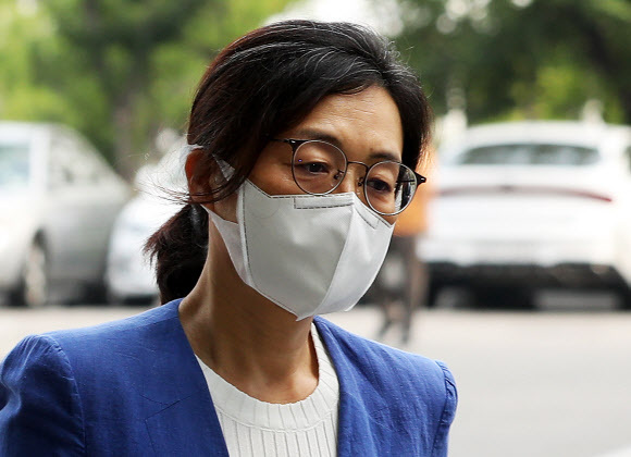 정치자금법 위반 혐의로 항소심에서 당선무효형을 선고받아 상고한 은수미 성남시장에 대한 대법원 판단이 내려지는 9일 오전 은 시장이 경기도 성남시청으로 출근하고 있다. 연합뉴스