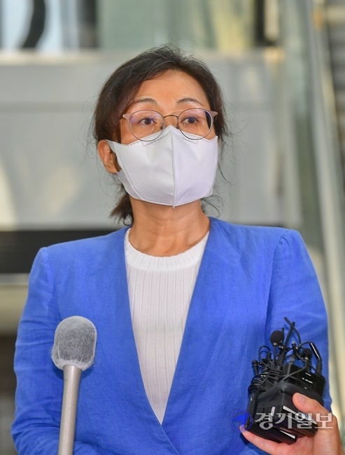 정치자금법 위반 혐의로 원심에서 당선무효형을 받은 은수미 성남시장이 9일 대법원에서 파기환송돼 2심 재판을 다시 받게됐다. 은 시장이 파기환송 후 성남시청에서 입장을 밝히고 있다. 윤원규기자