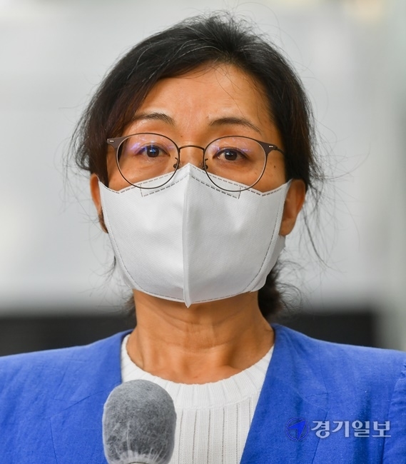 정치자금법 위반 혐의로 원심에서 당선무효형을 받은 은수미 성남시장이 9일 대법원에서 파기환송돼 2심 재판을 다시 받게됐다. 은 시장이 파기환송 후 성남시청에서 입장을 밝히고 있다. 윤원규기자