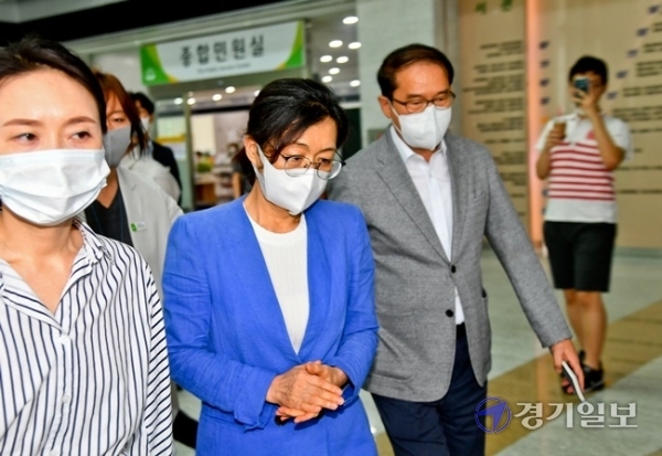 정치자금법 위반 혐의로 원심에서 당선무효형을 받은 은수미 성남시장이 9일 대법원에서 파기환송돼 2심 재판을 다시 받게됐다. 은 시장이 파기환송 후 성남시청에서 일정을 위해 이동하고 있다. 윤원규기자