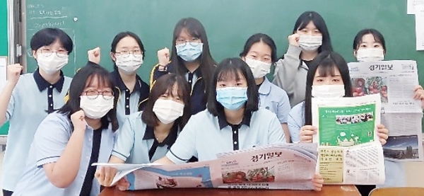 ▲ 지난 3일 조원고등학교 한빛 학생기자단이 직업강의 후 기념사진을 찍고 있다.