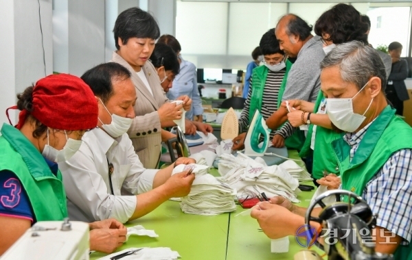 9일 오후 양평군 서종면 다목적복지회관에서 정동균 양평군수, 전승희 도의원이 서종면 새마을회 회원 20여명과 여름용 면 마스크를 만들고 있다. 이들이 만든 여름 비말용 마스크는 마을의 취약계층과 어르신과 양평군 보건소와 12개 읍ㆍ면 보건진료소 직원 140여명과 119 수상구조대, 파출소 직원에게 배포할 예정이다. 윤원규기자